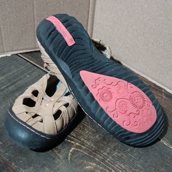 Shoes - Picture 2 of 5